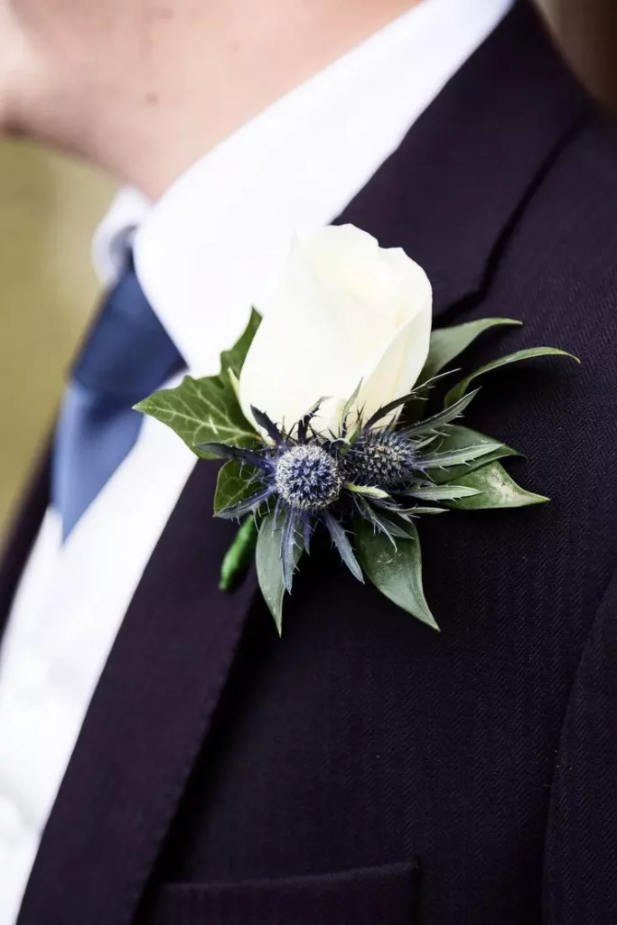 Do wedding guests still wear buttonholes
