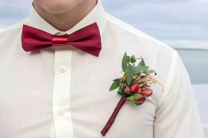 Who wears buttonholes at a wedding